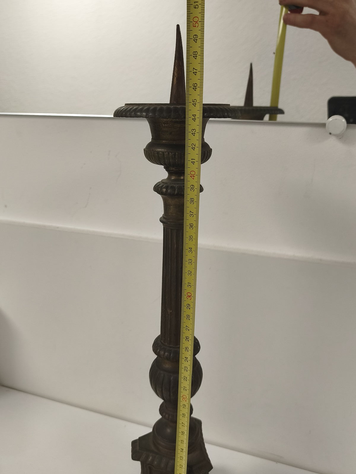 Ancien grand pique-cierge d?autel métal patiné, monté en lampe socle tripode