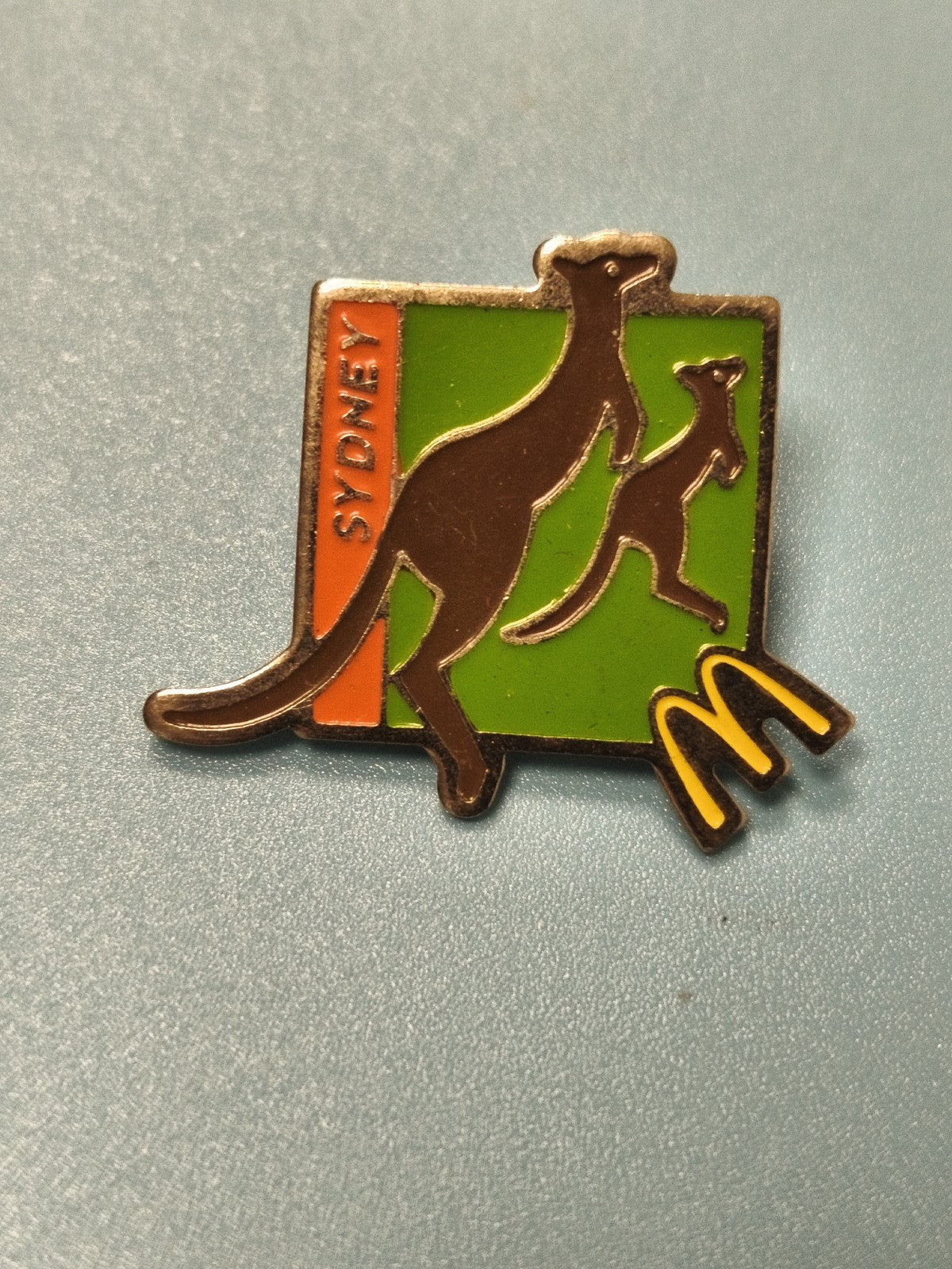 Vintage pin's McDonald's Sydney kangourou logo M australien collection