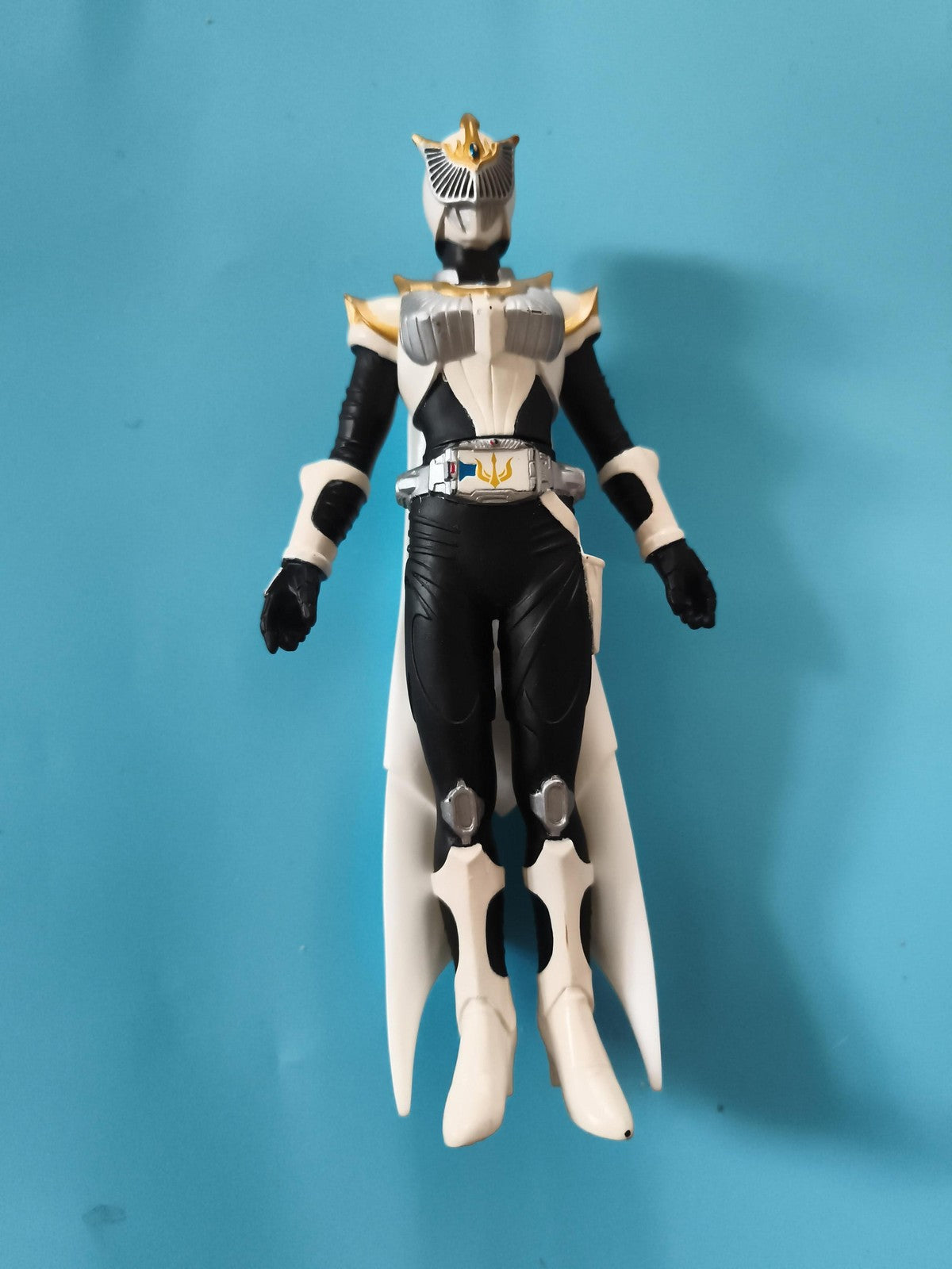 Figurine articulée Kamen Rider blanc noir doré Sentai Ultraman style tokusatsu