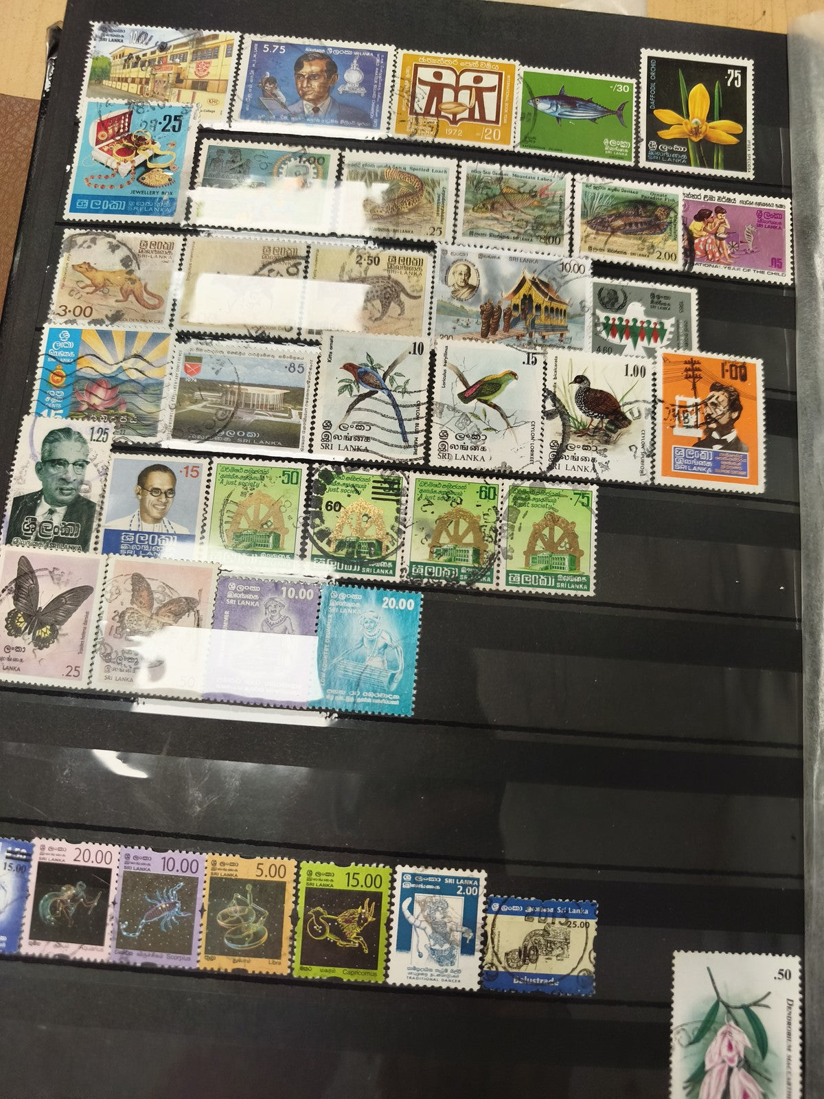 Lot timbres Sri Lanka animaux fleurs personnages multicolores (support non inclu