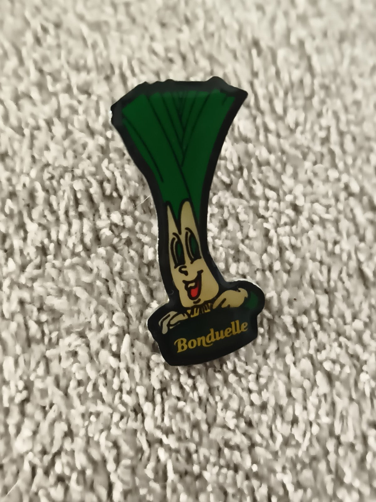 Pin's publicitaire vintage Bonduelle mascotte poireau émaillé années 90 (Ref 1)