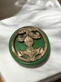 Insigne ancien de béret militaire chevalier vert doré vintage armée authentique