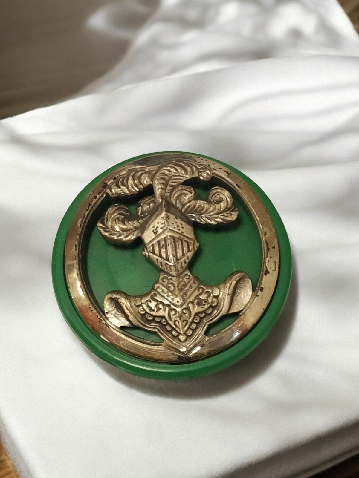 Insigne ancien de béret militaire chevalier vert doré vintage armée authentique
