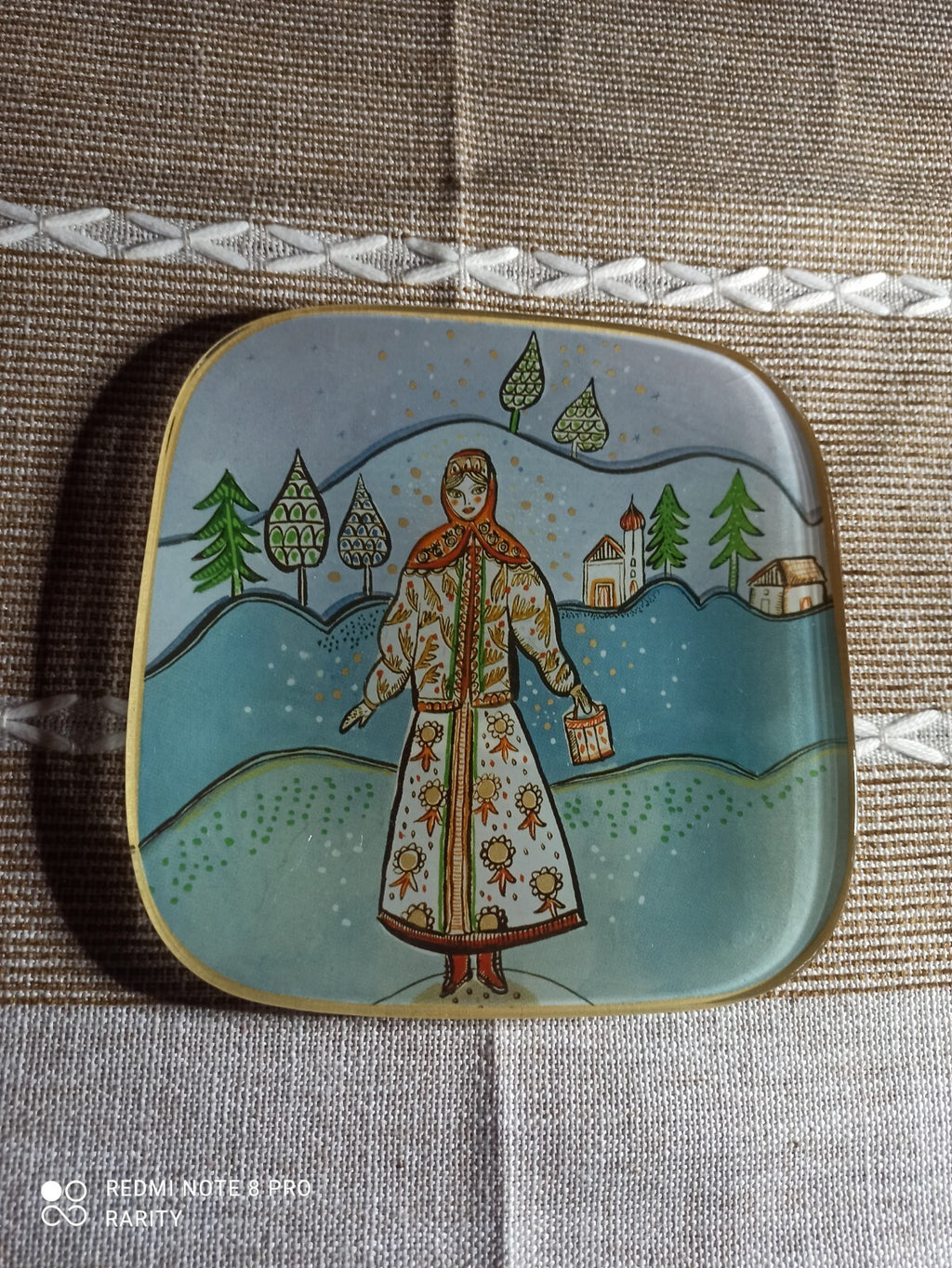 Assiette décorative Fragonard motif hiver femme russe, modèle déposé