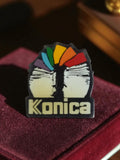 Pin's publicitaire Konica vintage logo arc-en-ciel rétro photo ancien badge