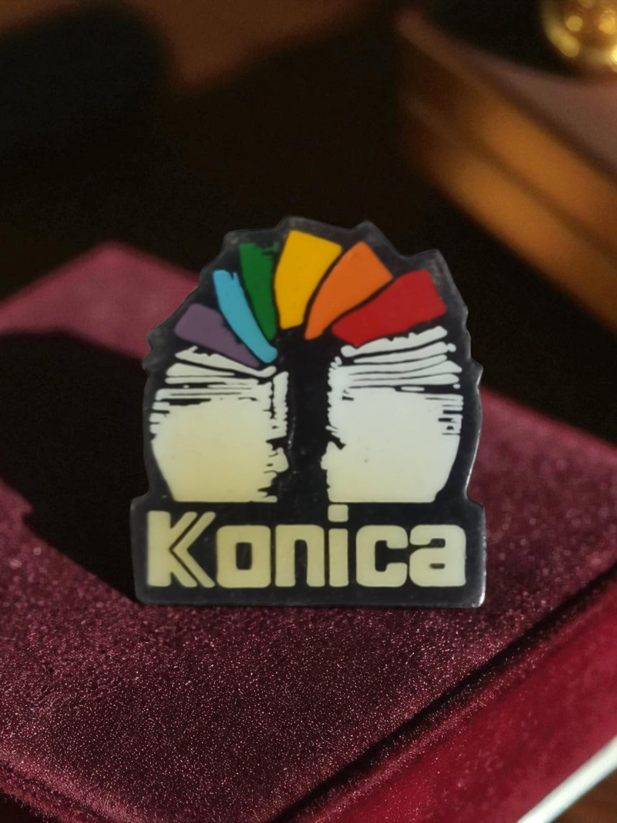 Pin's publicitaire Konica vintage logo arc-en-ciel rétro photo ancien badge