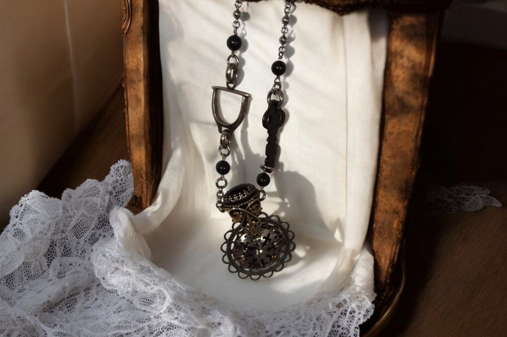 Collier steampunk rétro industriel signé, pendentif engrenages clé, design uniqu