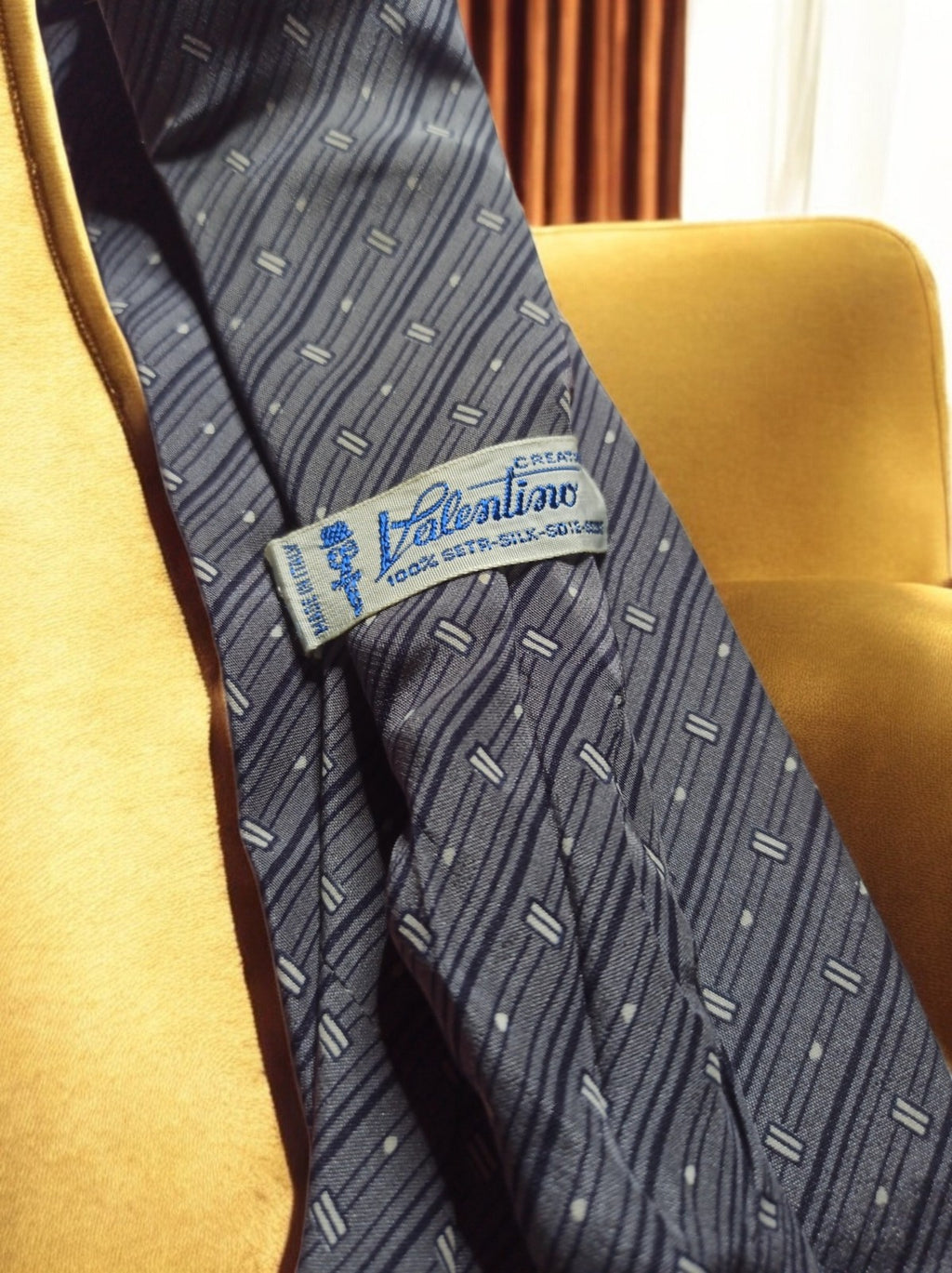 Cravate vintage Valentino, motif géométrique bleu marine, élégante rétro