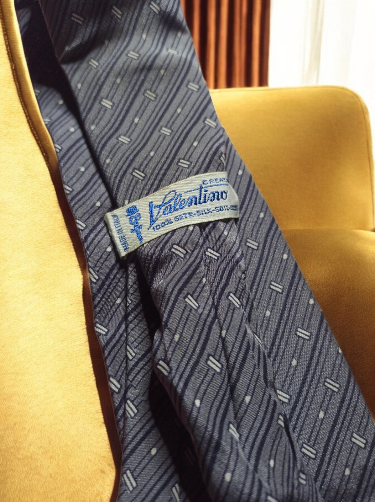 Cravate vintage Valentino, motif géométrique bleu marine, élégante rétro