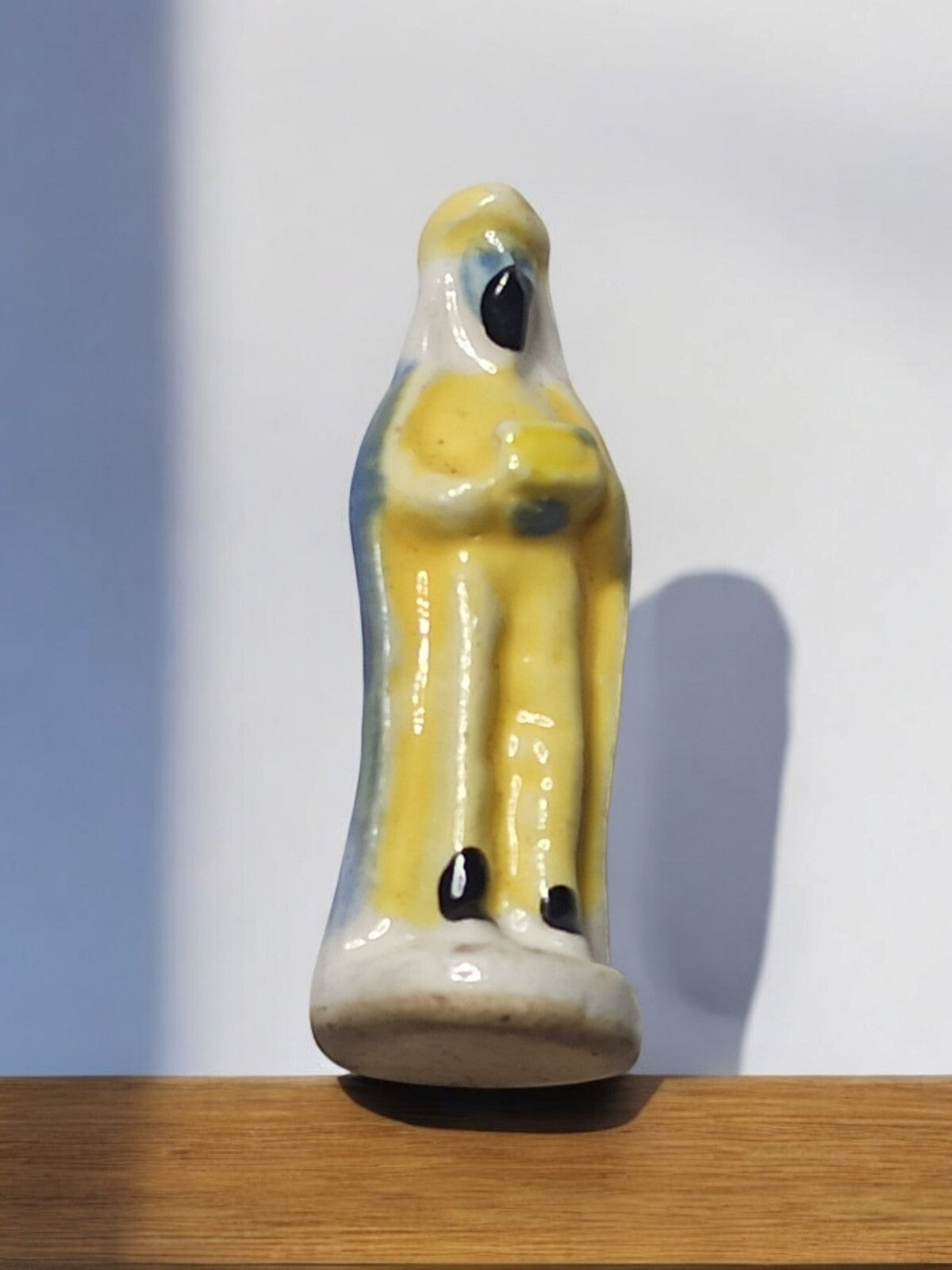 Fève ancienne Roi Mage jaune bleu, santon crèche vintage, figurine galette