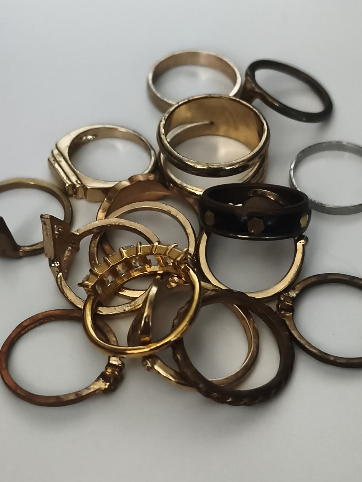 Lot bagues fantaisie dorées et argentées, formes variées, style mixte