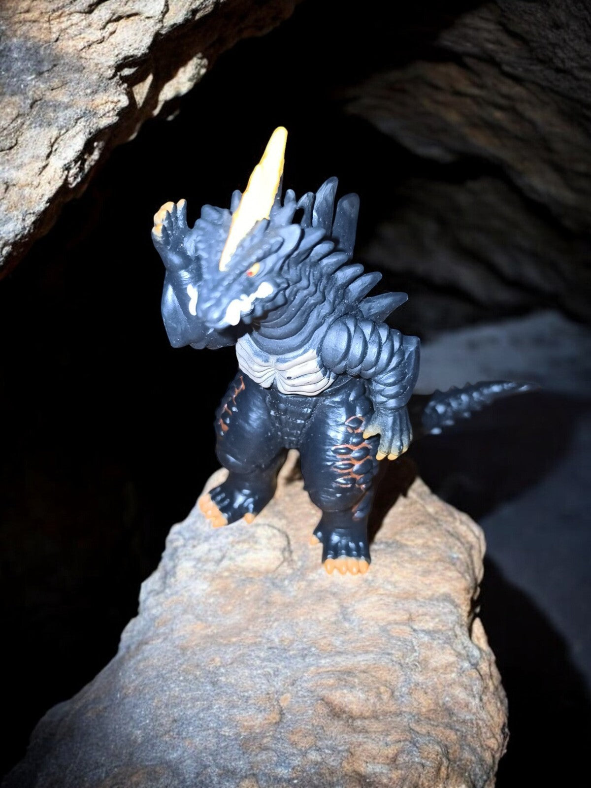 Figurine Kaiju Demaaga Bandai Ultraman noir corne jaune Japon monstre