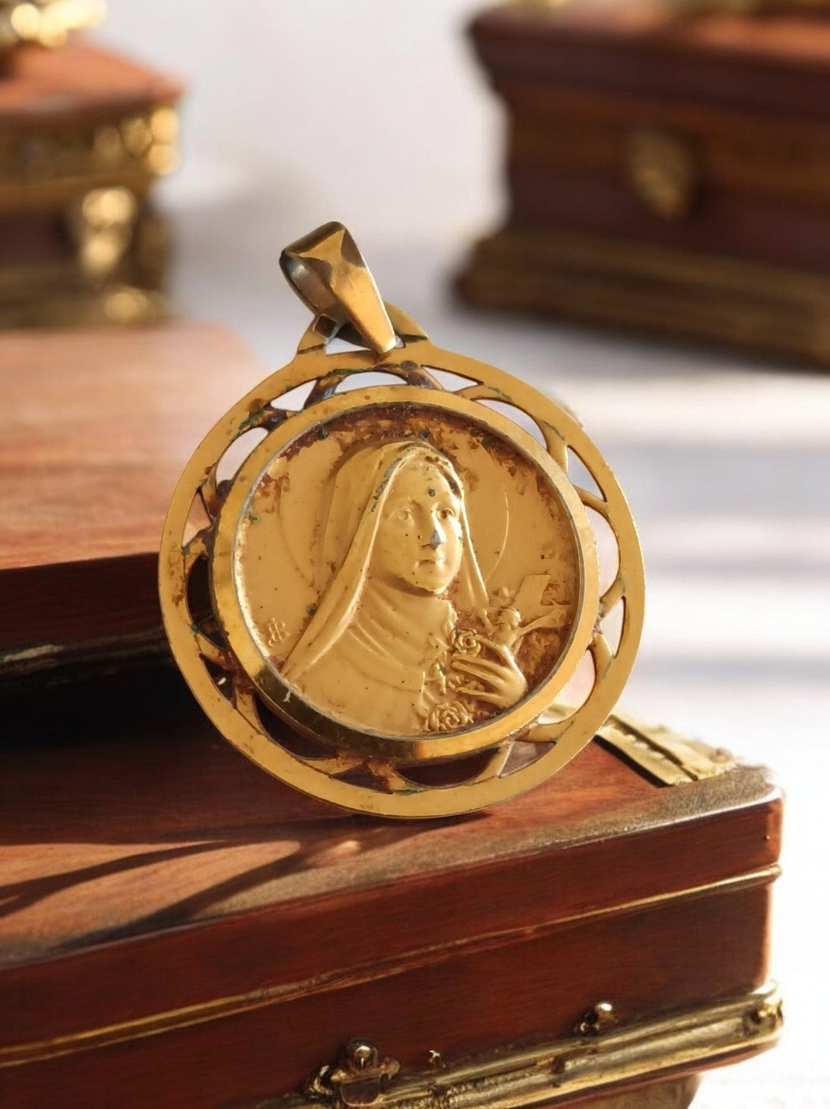 Pendentif religieux Vierge Marie plaqué or vintage médaillon rond ajouré
