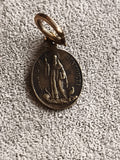Médaille ancienne Saint Benoît bronze aspect patiné pendentif religieux vintage