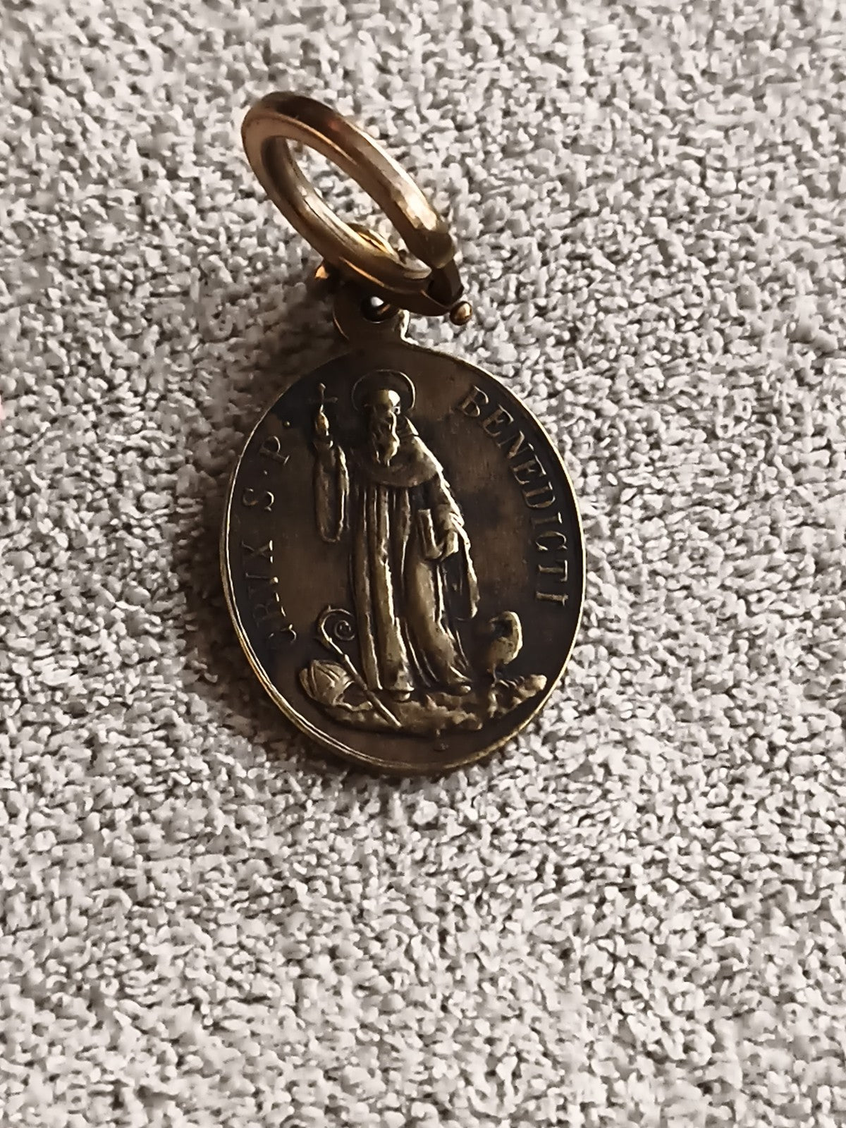 Médaille ancienne Saint Benoît bronze aspect patiné pendentif religieux vintage