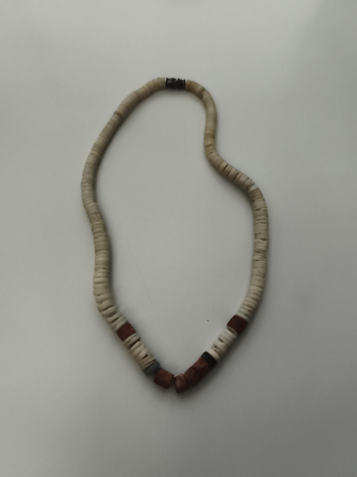 Collier vintage perles plates aspect coquillage et pierre, bijou ancien ethnique