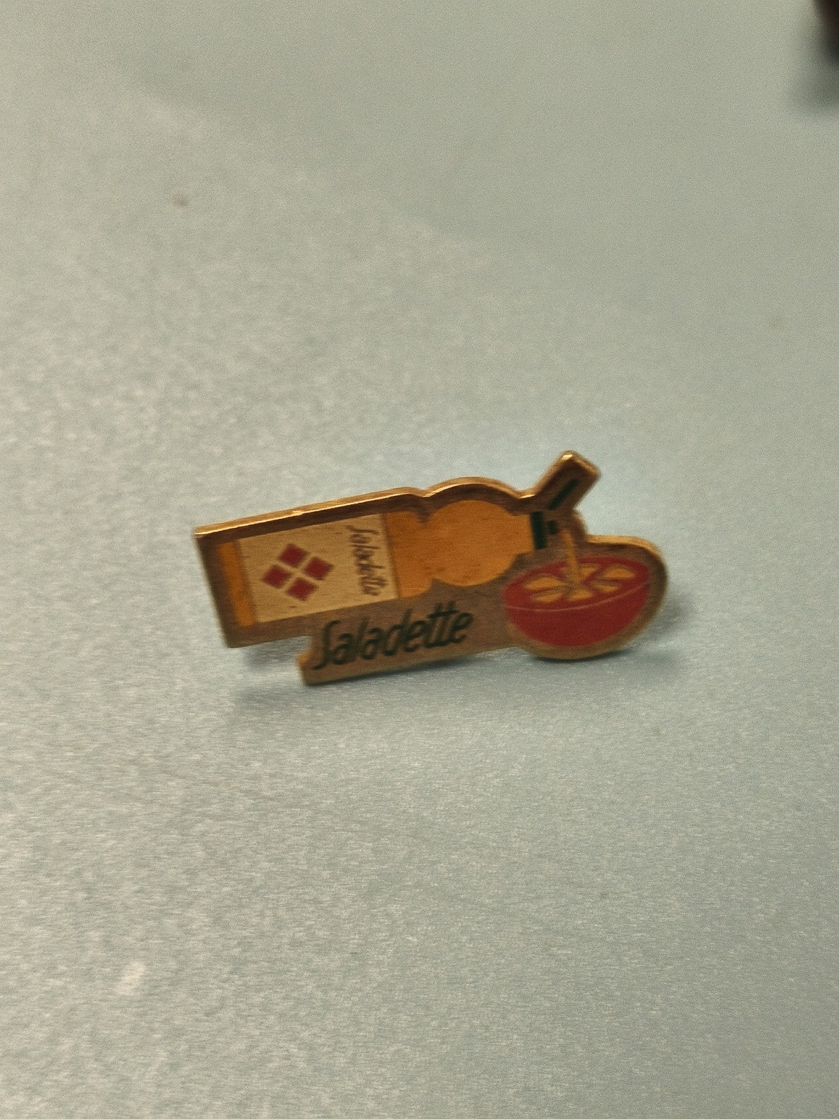 Vintage pin's publicitaire Saladette, forme bouteille et bol, collection rare