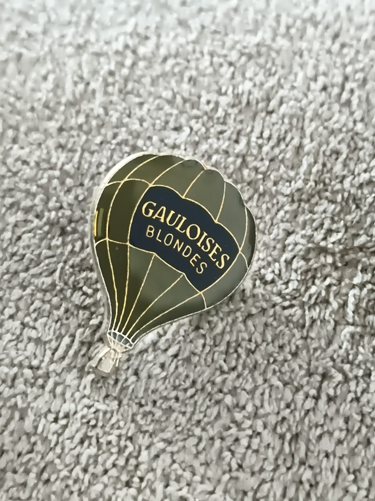 Pin's vintage Gauloises Blondes montgolfière, badge publicitaire ancien (Ref 10)
