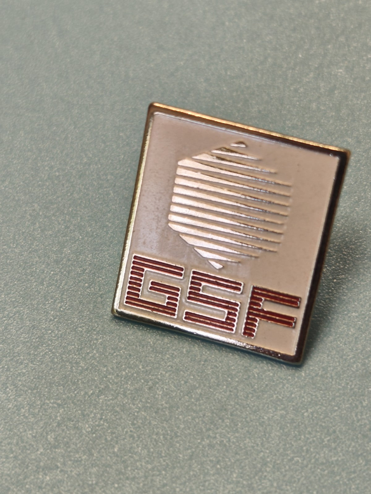 Vintage pin's GSF carré logo relief émaillé collection rétro