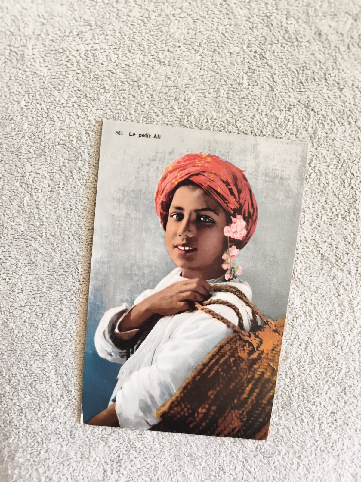 CPA orientale "Le petit Ali" garçon turban panier carte photo