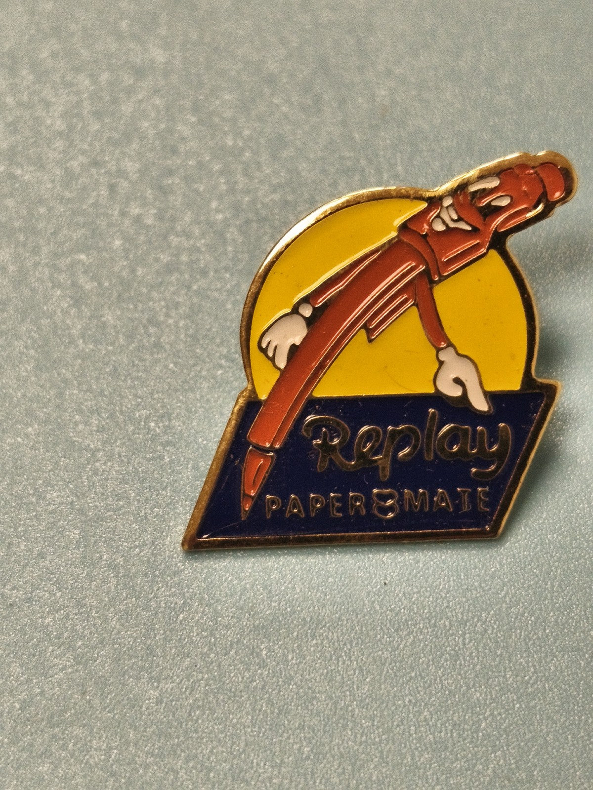 Pin's vintage Replay Papermate publicitaire, émaillé, personnage rouge (Ref 19)