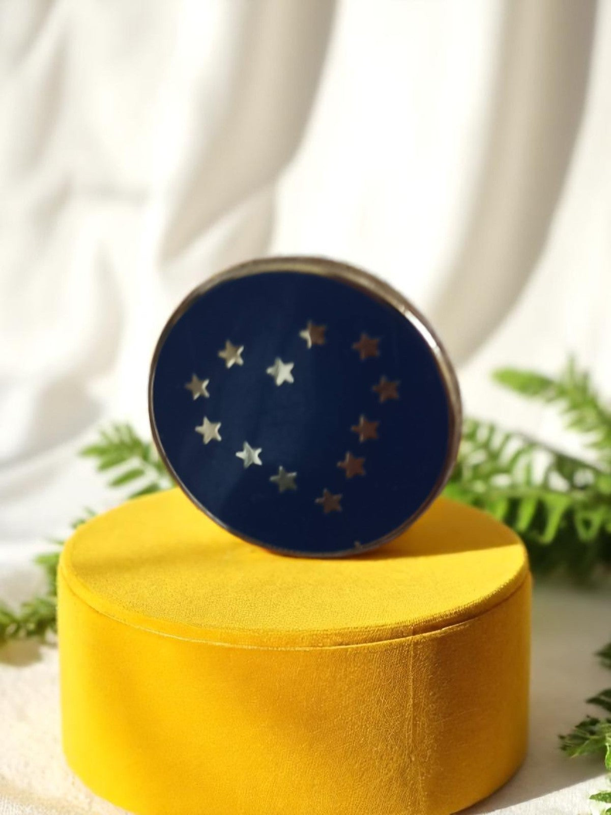 Pin's vintage Europe rond bleu marine étoiles dorées rétro