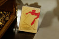 Pin's vintage Poulain édition limitée, motif enveloppes et n?ud rouge, badge rét