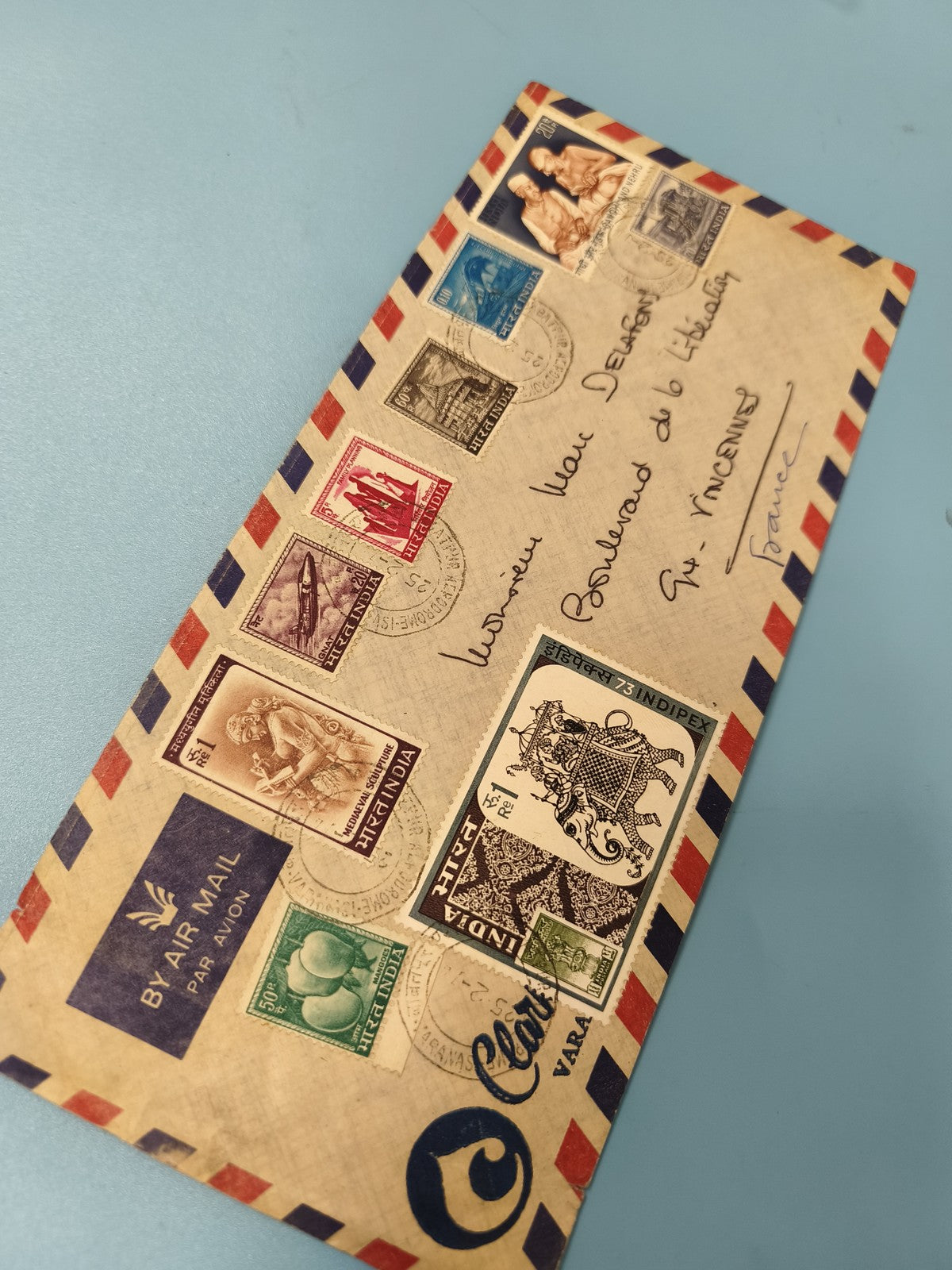 Enveloppe FDC timbres Inde oblitérés, par avion, bordure tricolore, écriture man