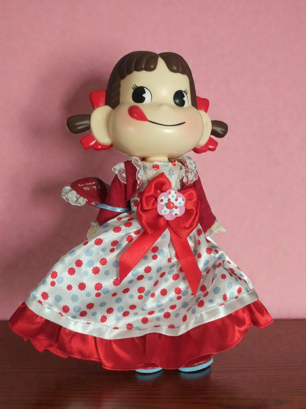 Poupée Peko-Chan vintage vêtue robe rouge, figurine soft vinyl japonaise