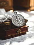 Médaille religieuse vintage métal Saint Benoît ronde ancienne pendentif