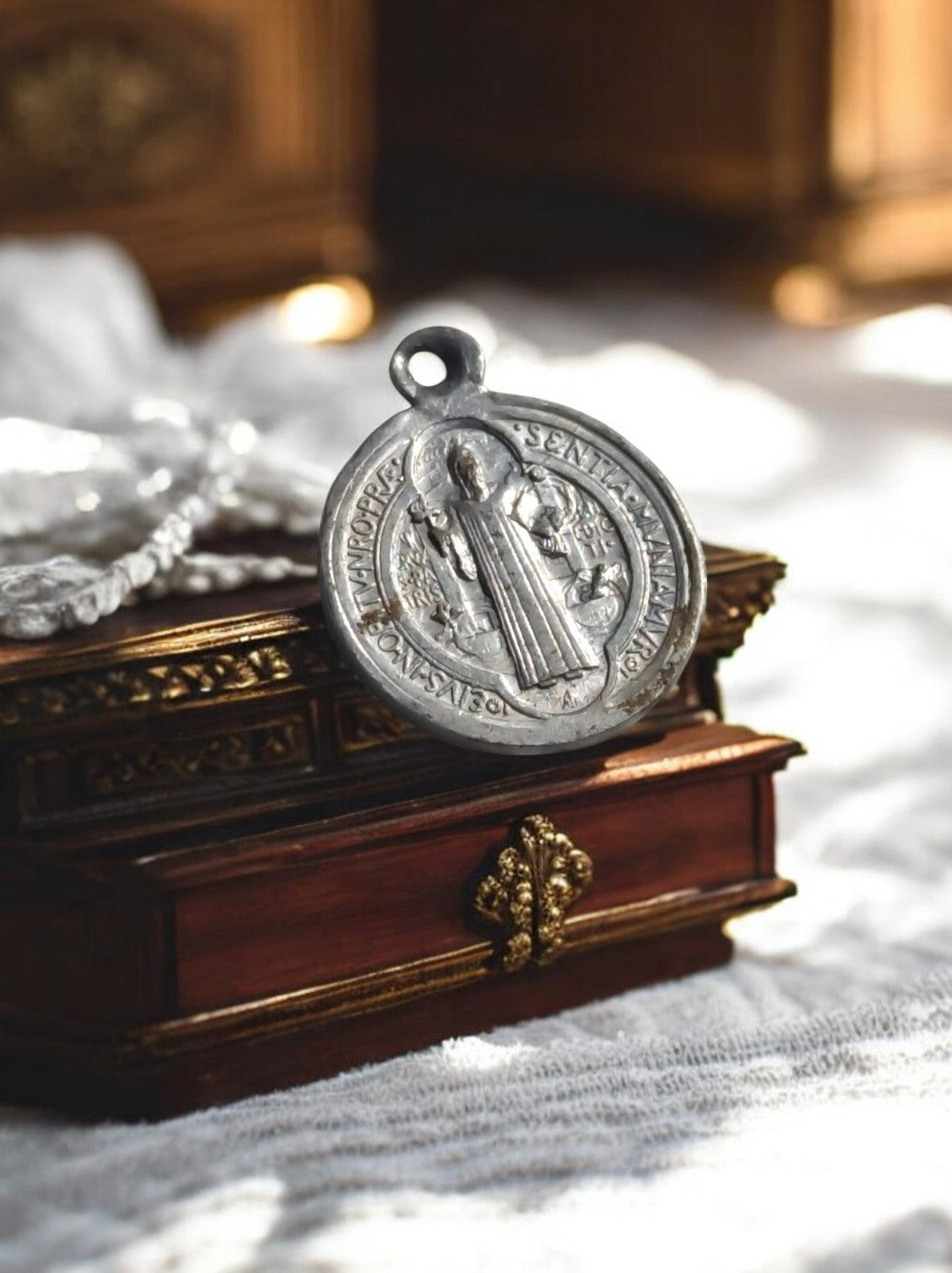 Médaille religieuse vintage métal Saint Benoît ronde ancienne pendentif