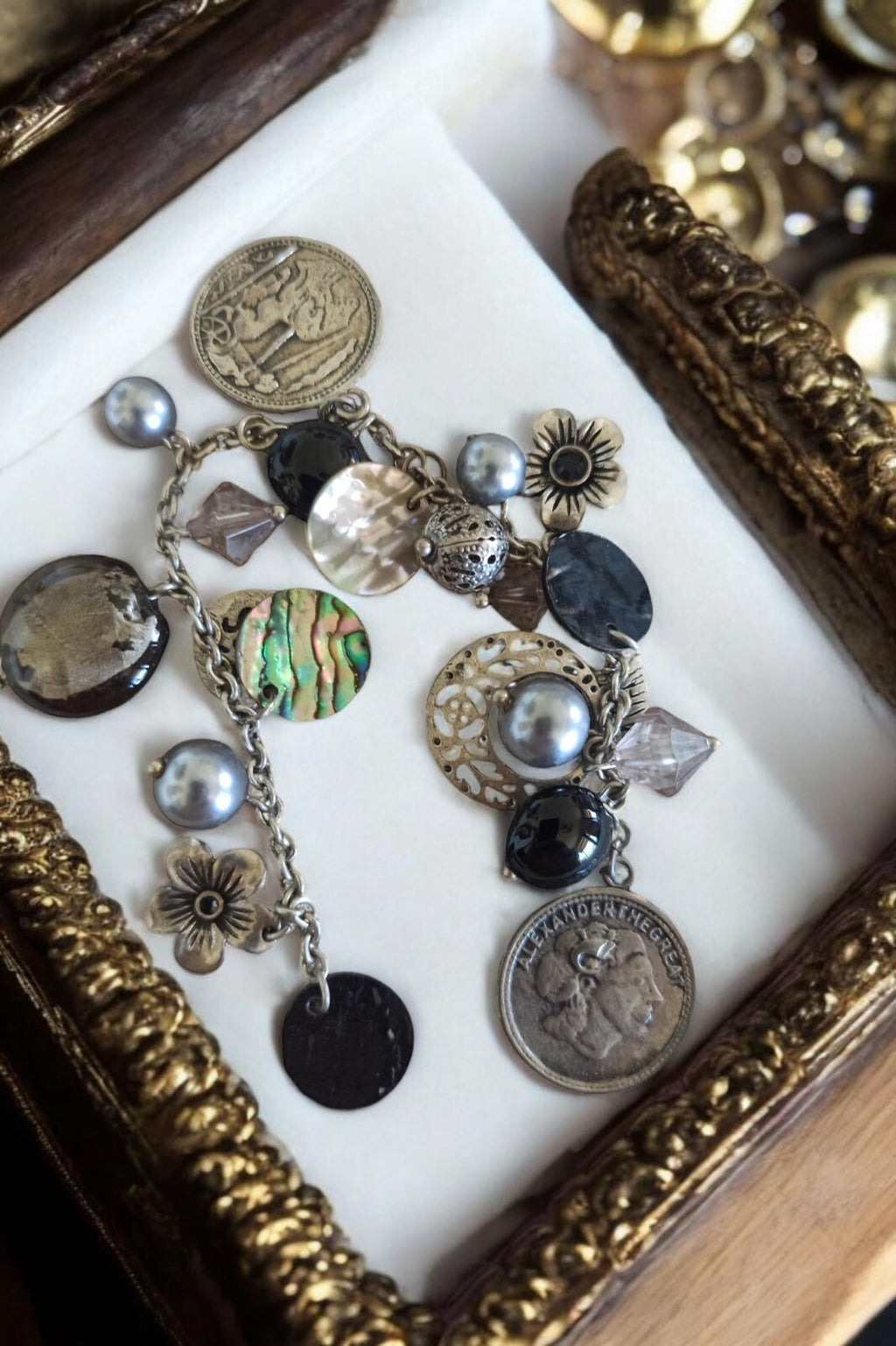Bracelet vintage années 90 breloques médaillon nacre perle rétro à restaurer