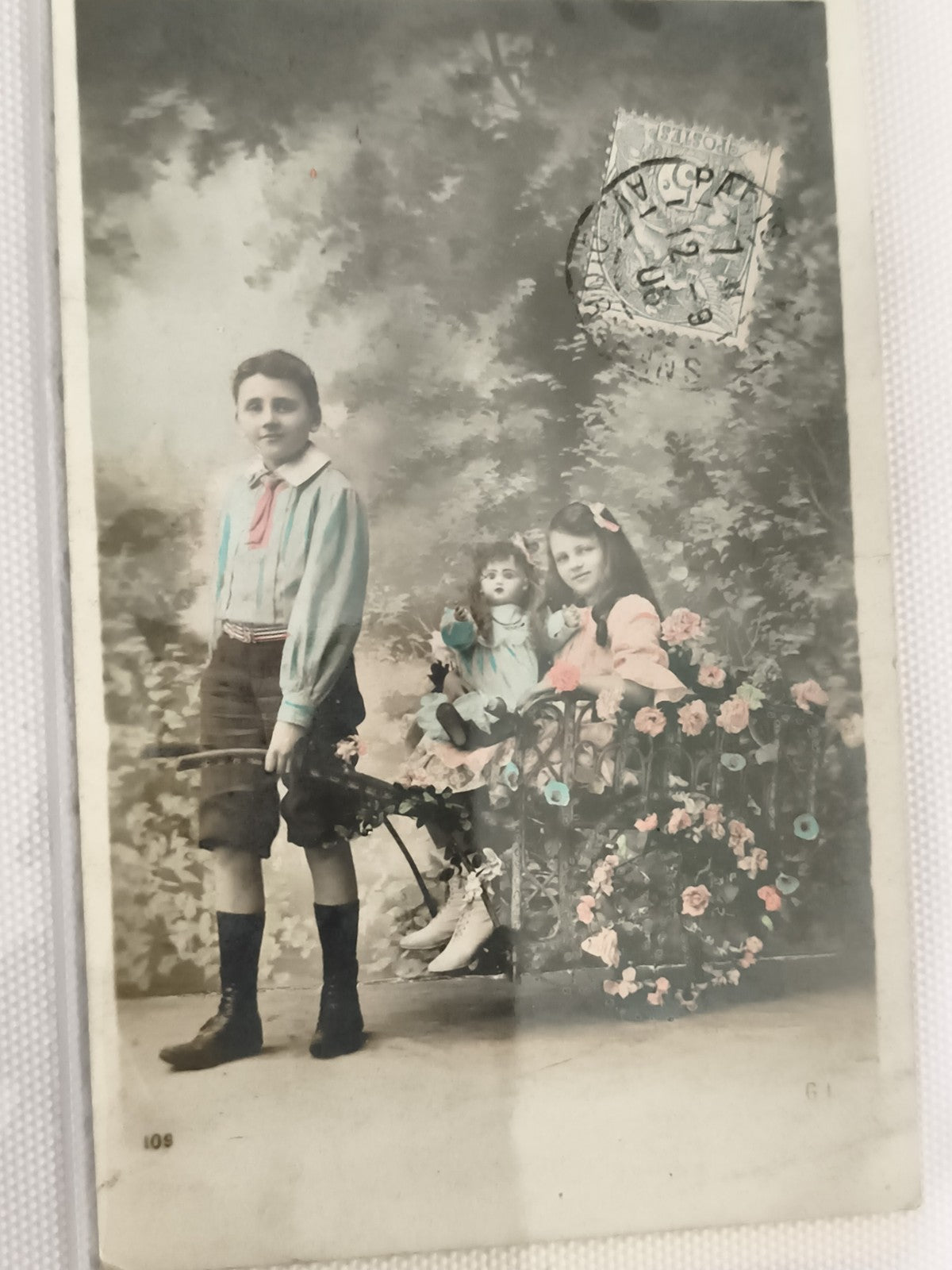 Carte postale ancienne enfants colorisée fleurs, CPA début XXe, vintage photo