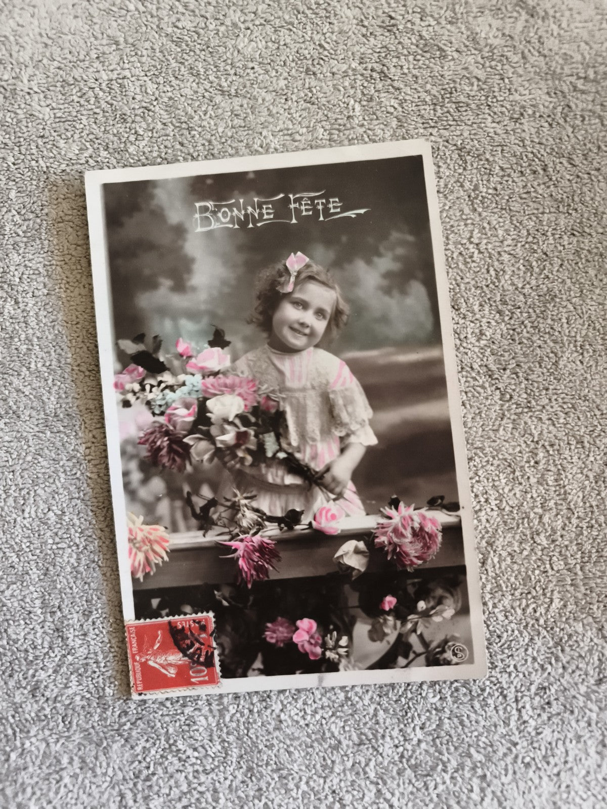 Carte postale ancienne Bonne Fête fillette fleurs colorisées CPA