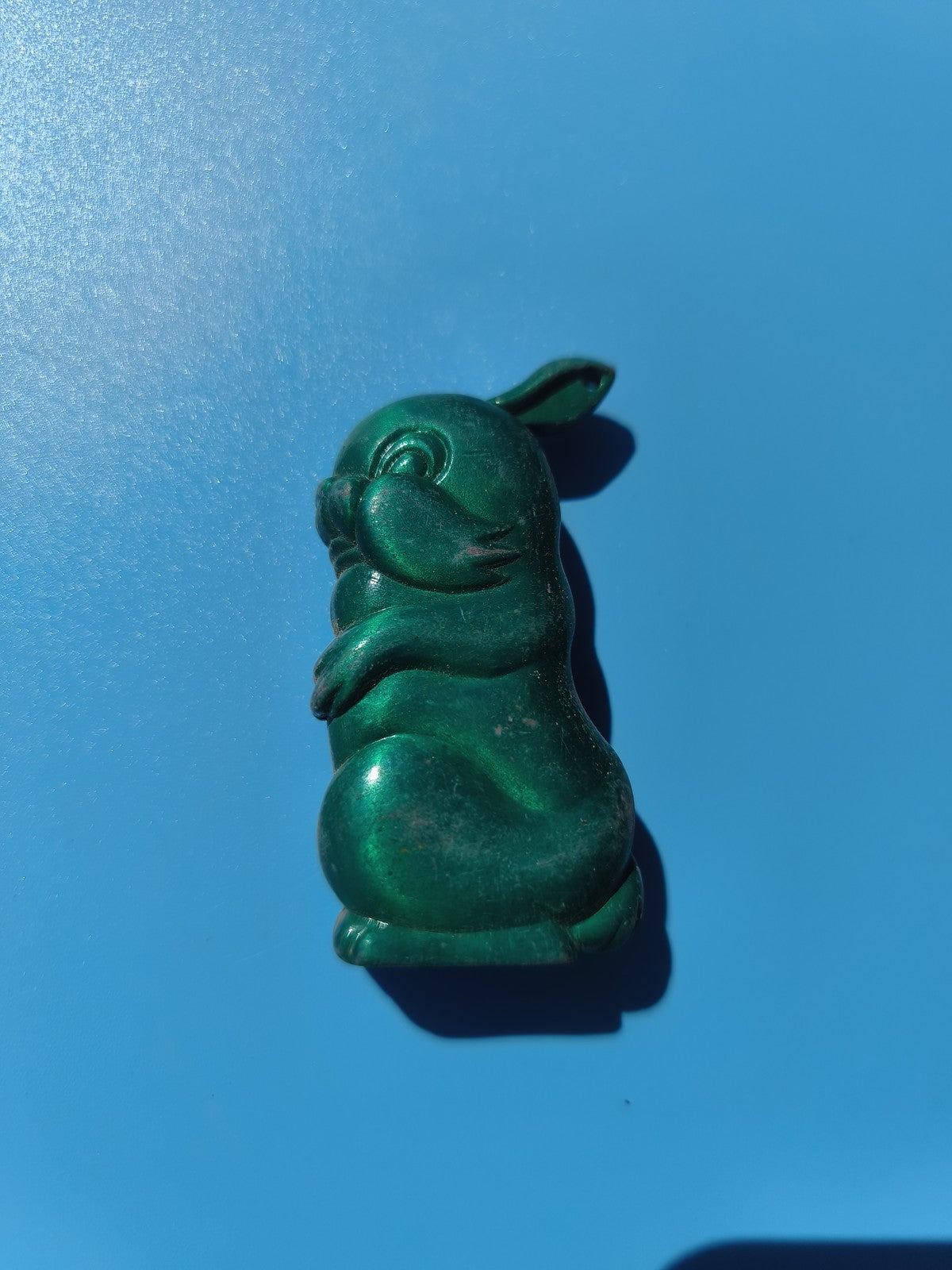Ancien briquet publicitaire lapin vert, objet de collection, en l?état