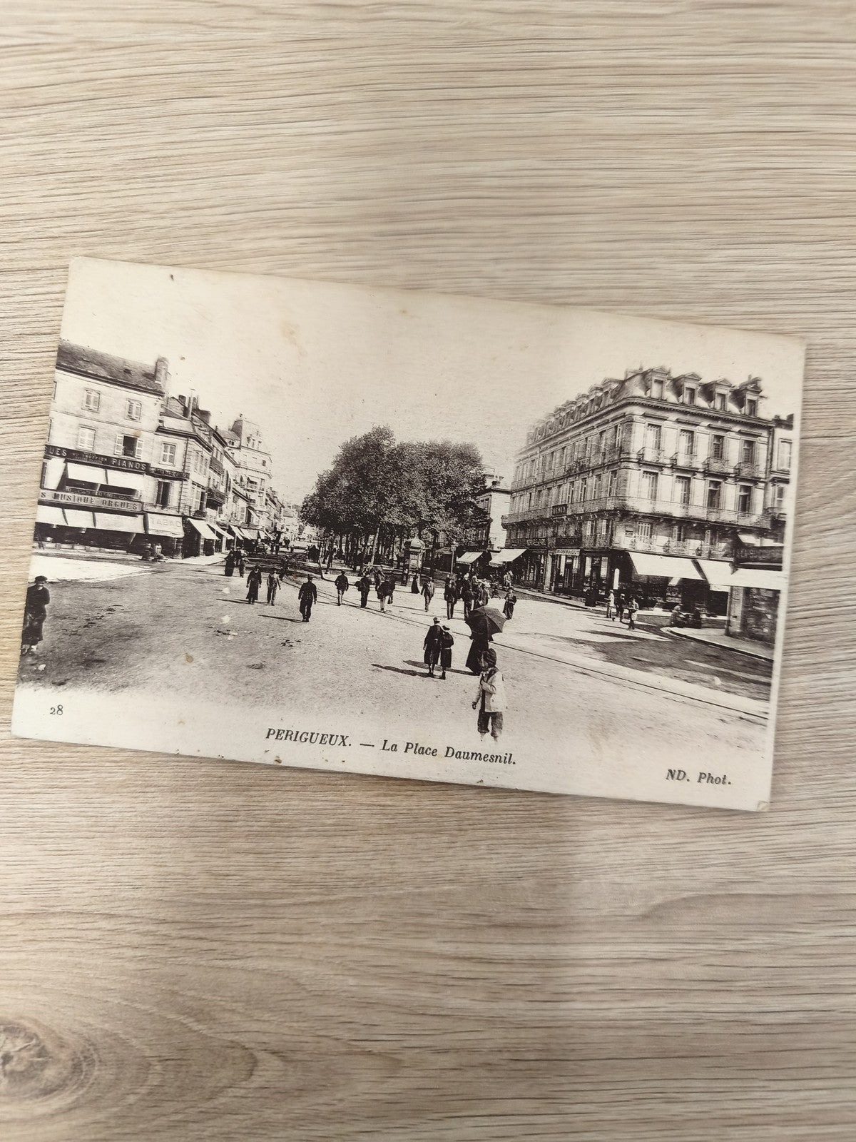 Ancienne carte postale PERIGUEUX Place Daumesnil ND Phot. vintage noir et blanc