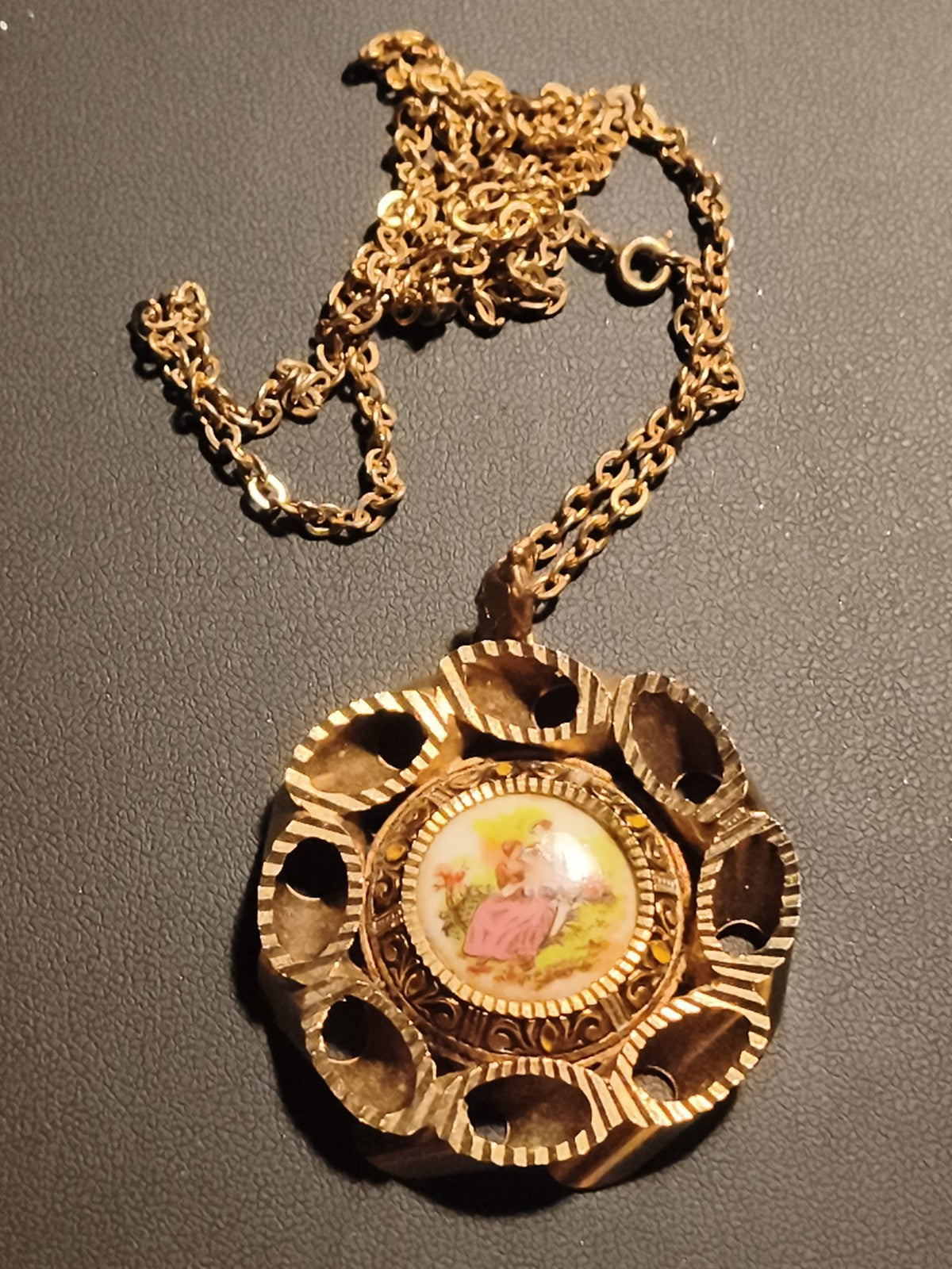 Pendentif ancien médaillon doré décor romantique porcelaine chaîne vintage