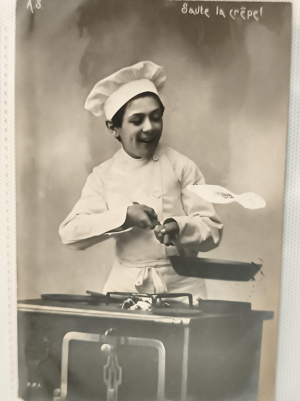 Carte postale ancienne CPA chef enfant saute crêpe cuisine rétro