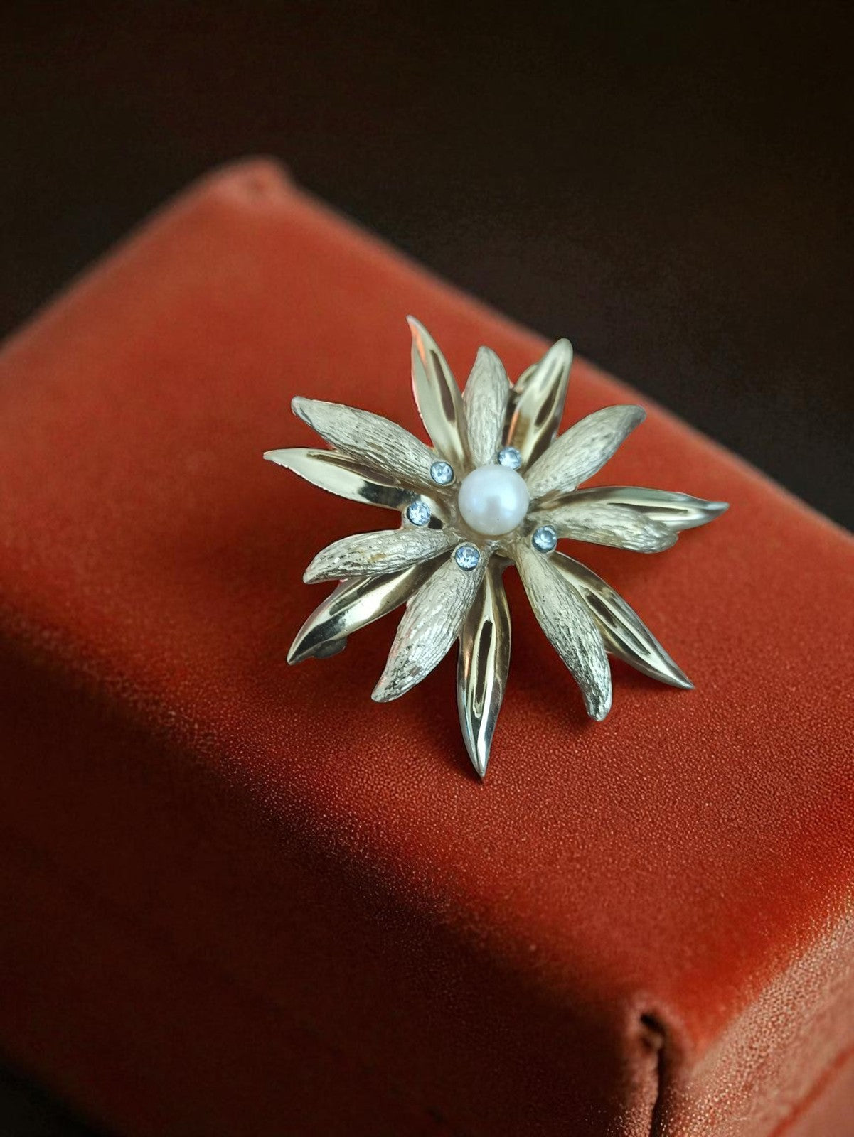 Broche fleur vintage métal et strass style rétro perle costume ancien