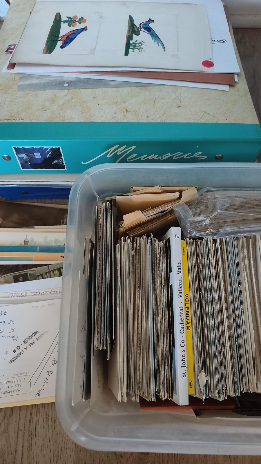 Lot de classeurs philatélie Memoris et boîtes de rangement papiers