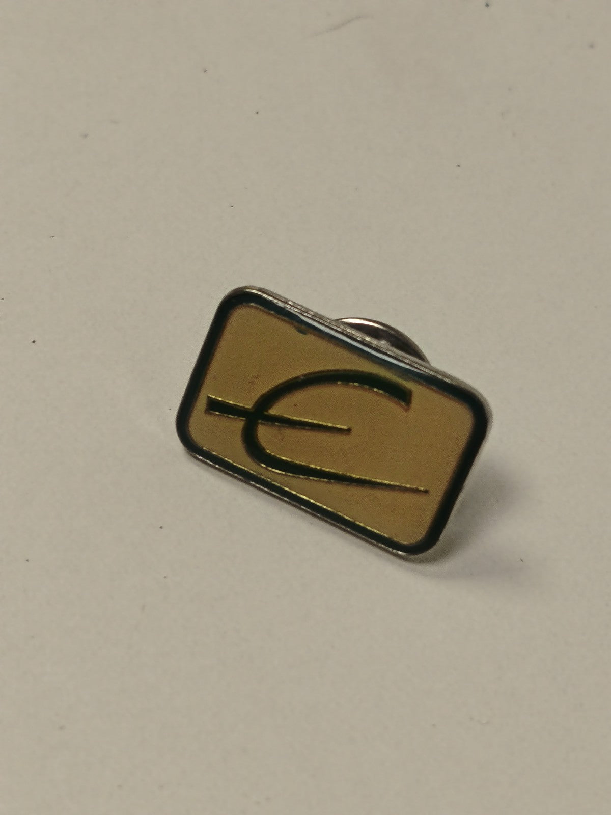 Pin's vintage ancien rétro pour collectionneur, badge broche années 80 90 rare