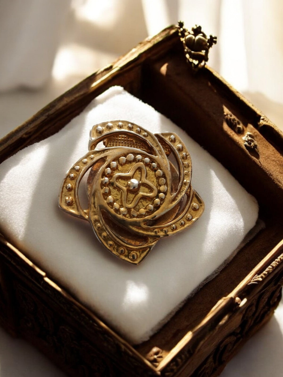 Vergoldete Vintage-Brosche mit Blumenmuster, Retro-Schmuck, goldfarbenes Metall