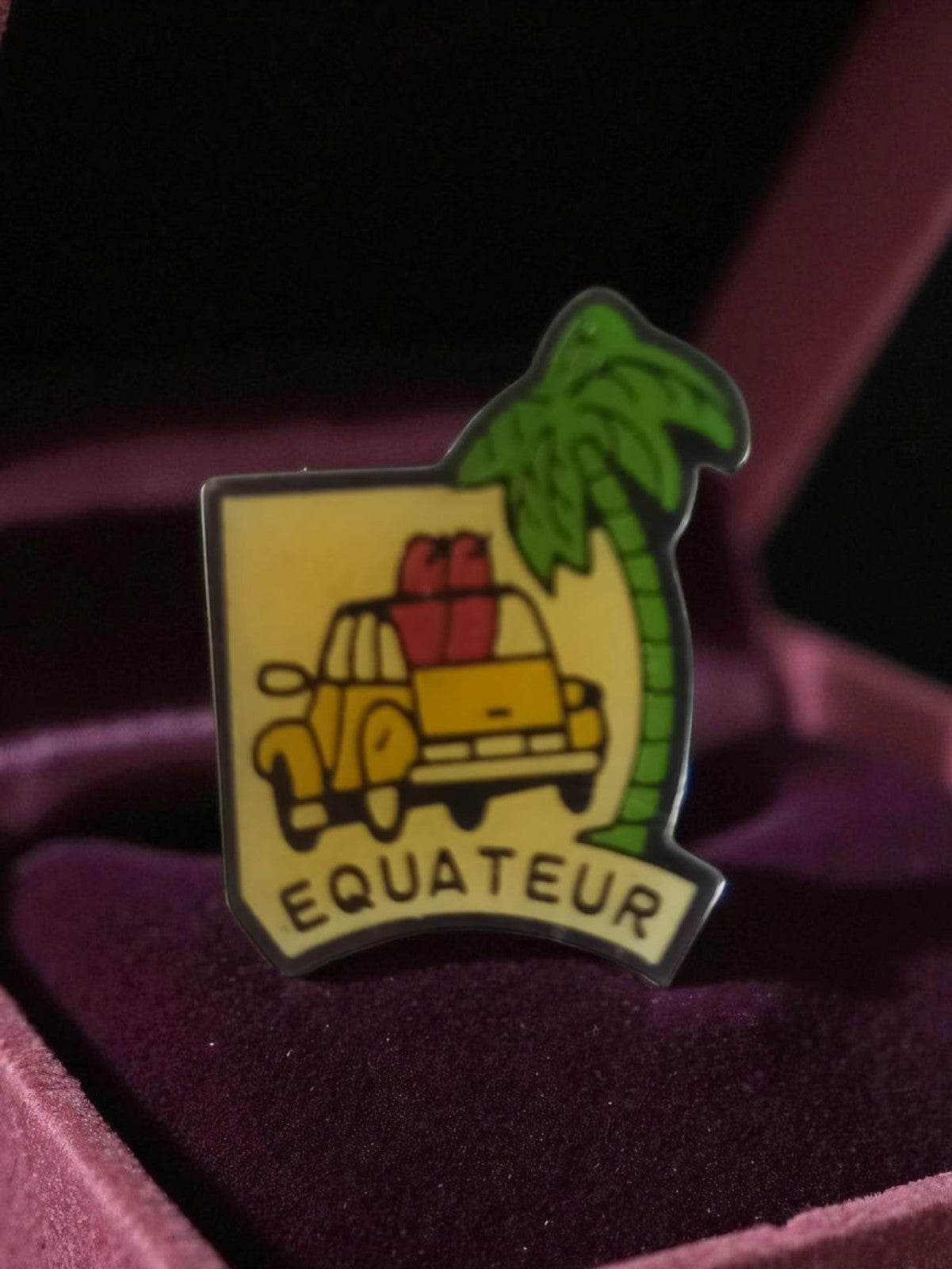 Pin's vintage Equateur voiture palmier badge rétro années 90 publicité