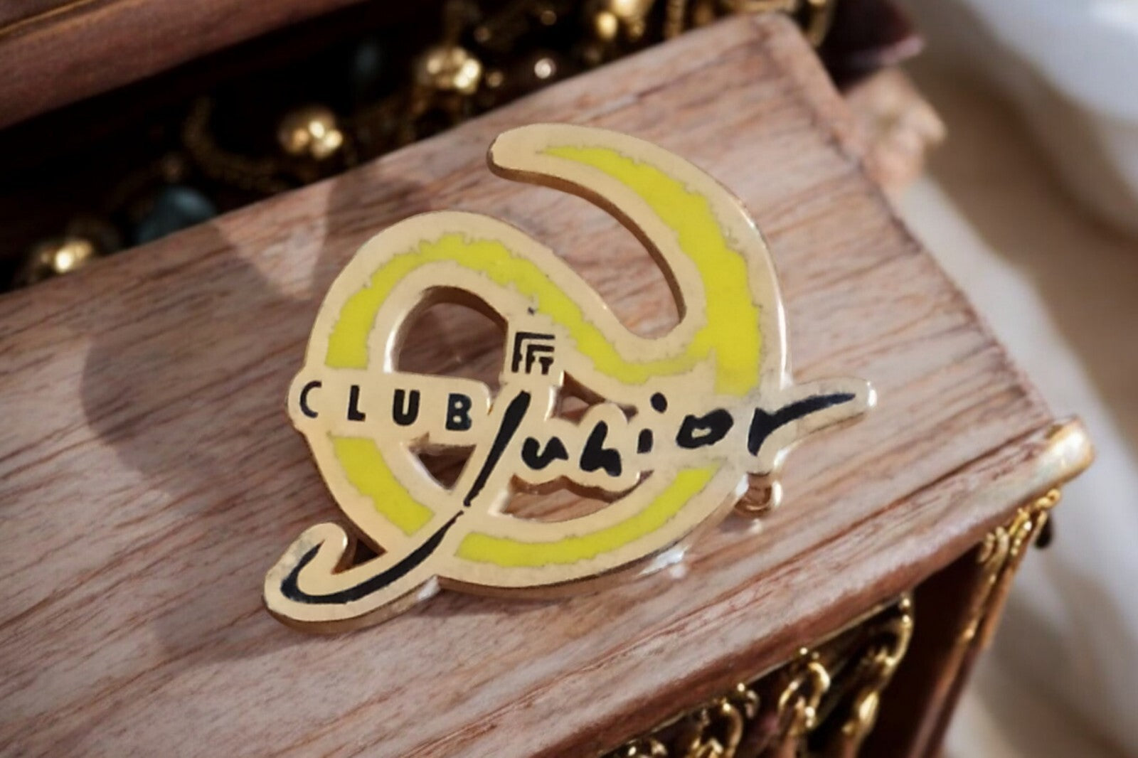 Broche vintage Club Junior jaune logo émaillé, pin's rétro années 80-90