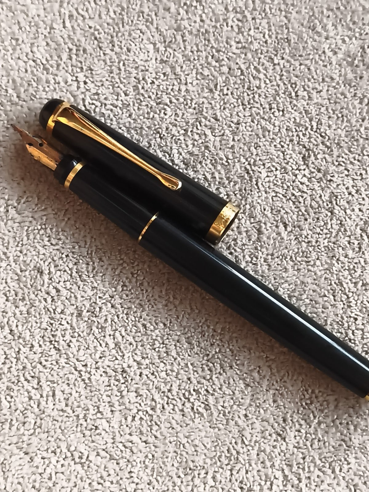 Stylo plume ancien noir finition dorée vintage écriture classique