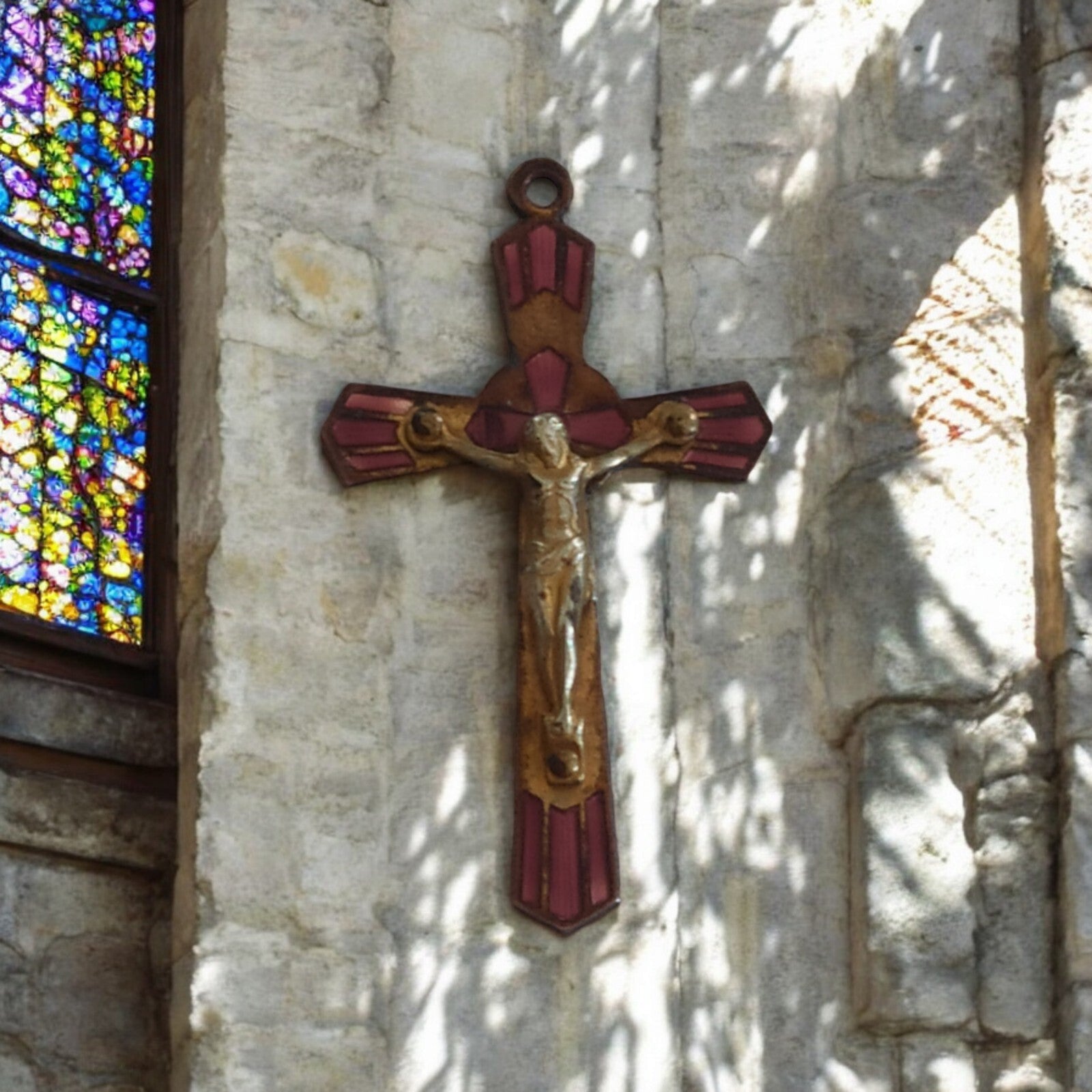Crucifix mural ancien Christ doré style Art déco début XXe église vintage