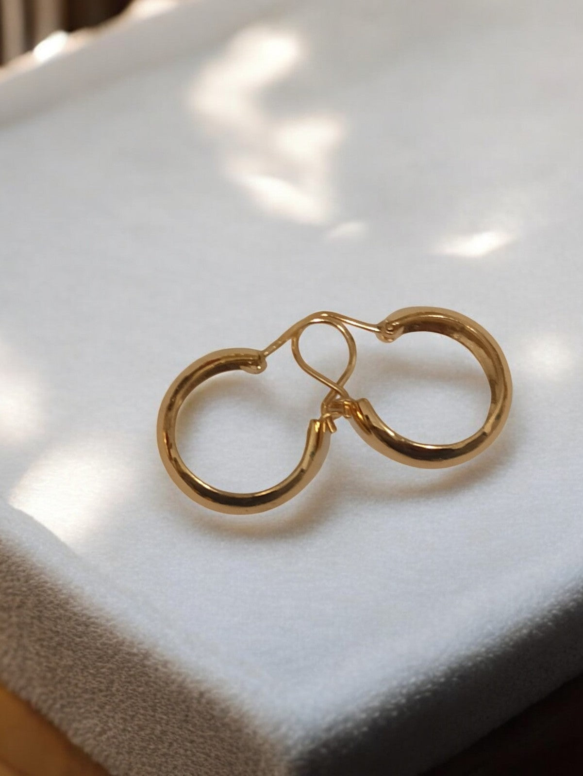 Paire de boucles d’oreilles créoles vintage rétro doré, bijou fantaisie ancien