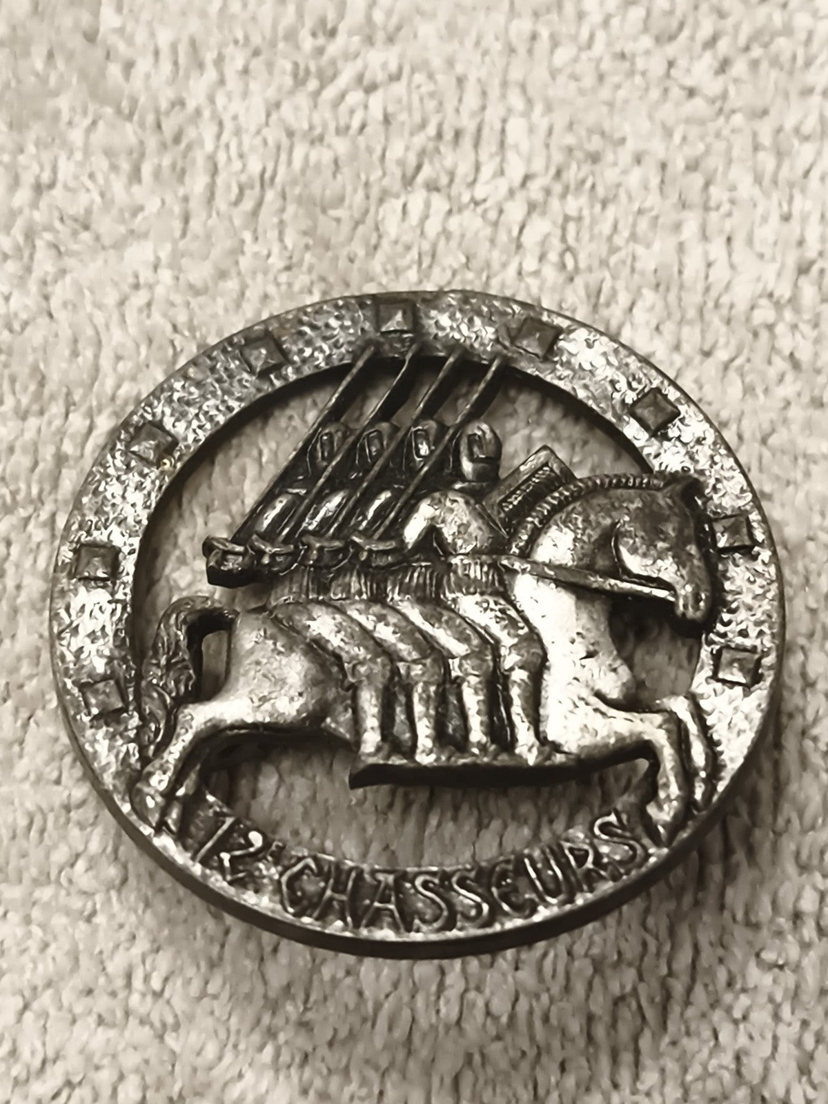 Insigne 12e Chasseurs ancien cavalerie militaire régimentaire rond