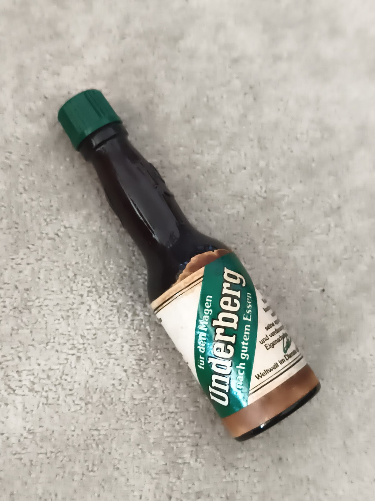 Miniature alcool Underberg partiellement remplie, flacon apéritif décor vert