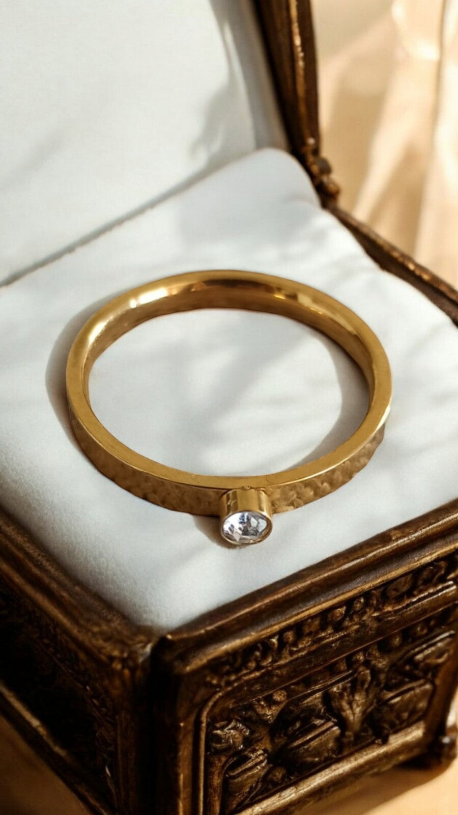 Vintage gold ring with hammered finish, elegant rhinestone, size 61